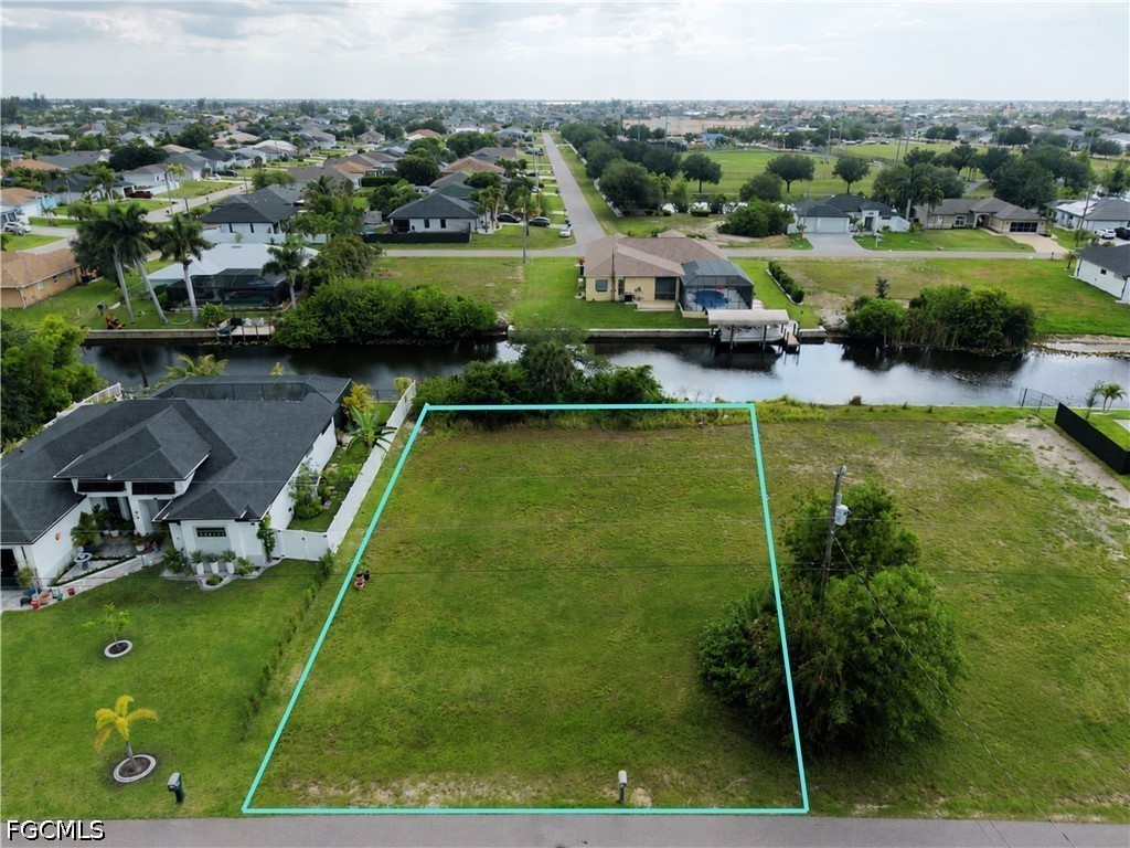 Waterfront Home for Sale in Cape Coral, photo 2