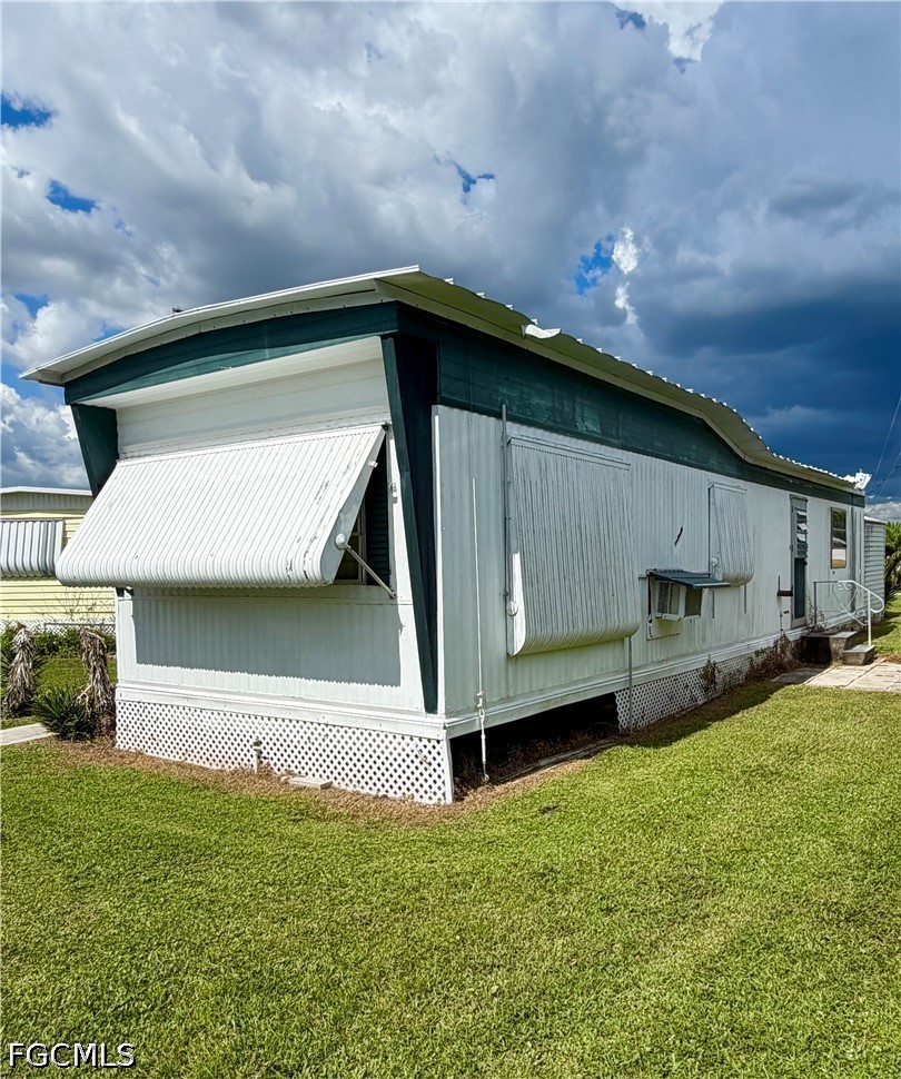 2 Bed Waterfront Home for Sale in Fort Myers, photo 2