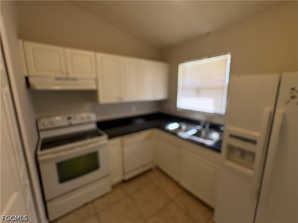 3 Bed SingleFamilyResidence for Sale in Fort Myers, photo 2