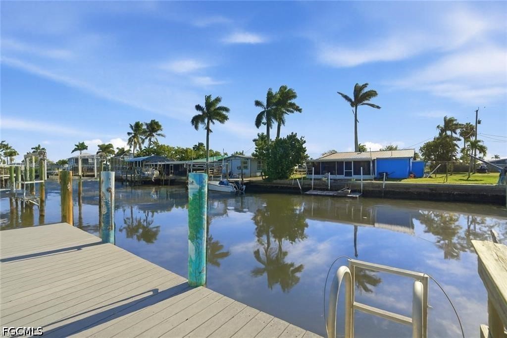 2 Bed Waterfront Home for Sale in Matlacha, photo 2