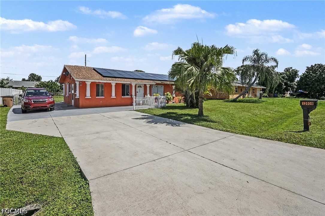3 Bed SingleFamilyResidence for Sale in Fort Myers, photo 2