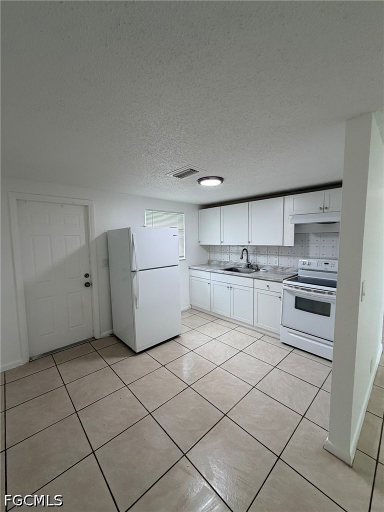 2 Bed Quadruplex for Sale in Fort Myers, photo 2