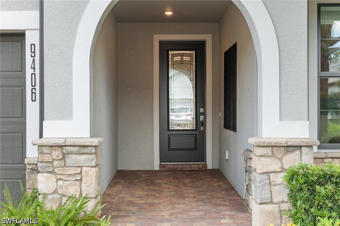 2 Bed Pool Home for Sale in Naples, photo 2