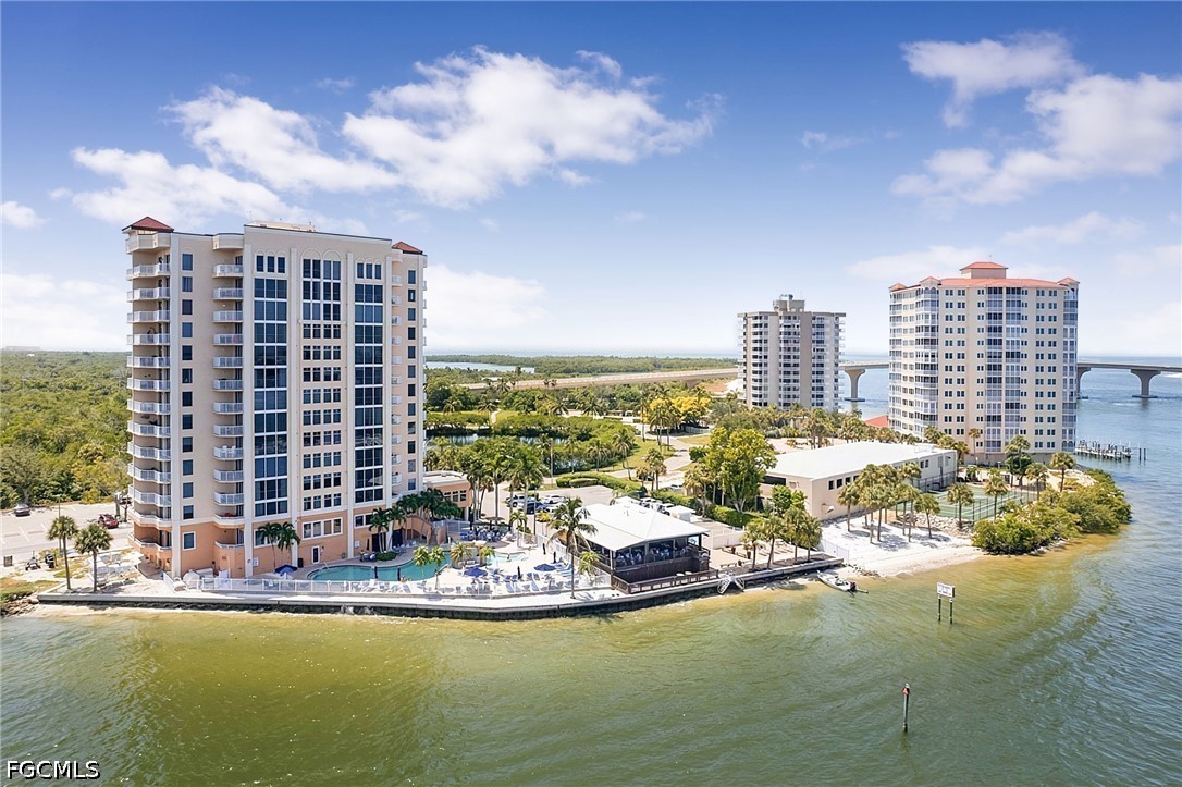 1 Bed Waterfront Home for Sale in Bonita Springs, photo 2