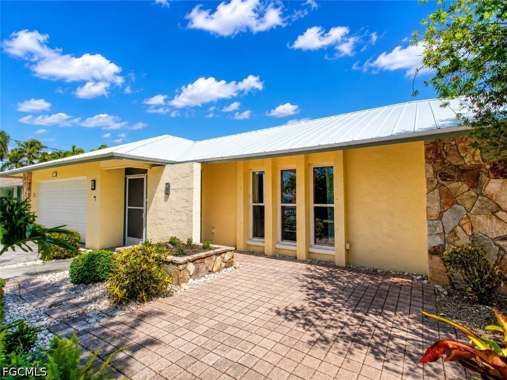 3 Bed Pool Home for Sale in Cape Coral, photo 2