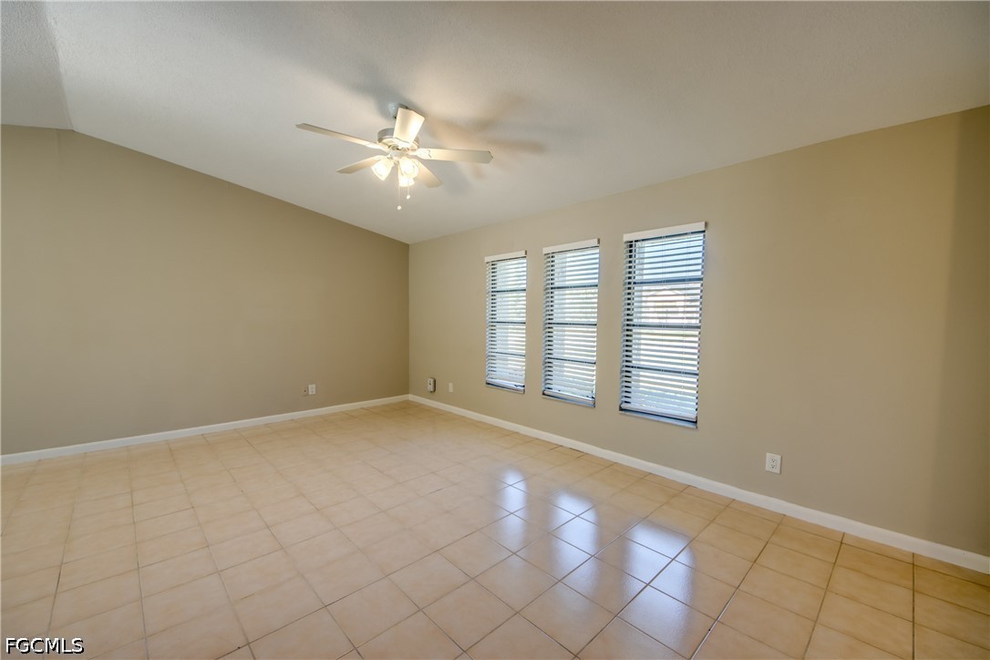 3 Bed SingleFamilyResidence for Sale in Cape Coral, photo 2