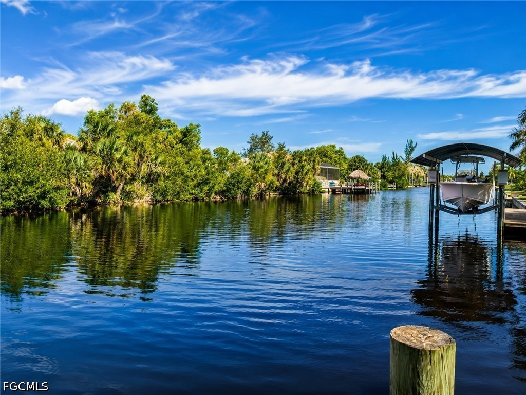 3 Bed Pool Home for Sale in Cape Coral, photo 2