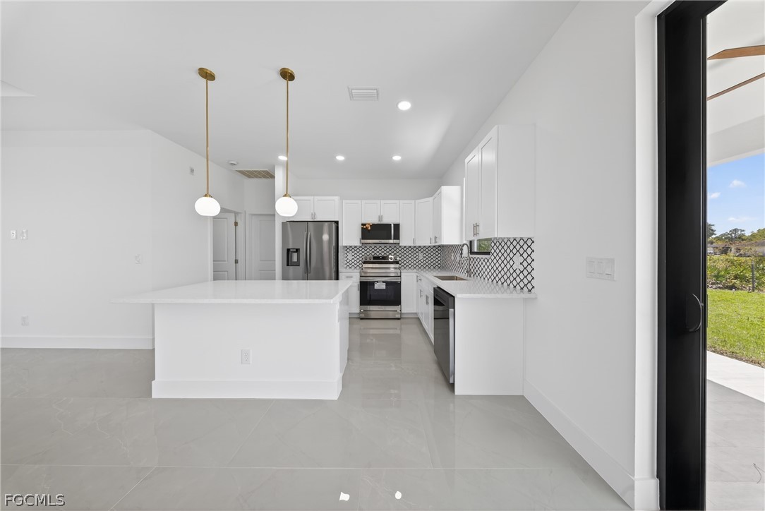 3 Bed SingleFamilyResidence for Sale in Lehigh Acres, photo 11