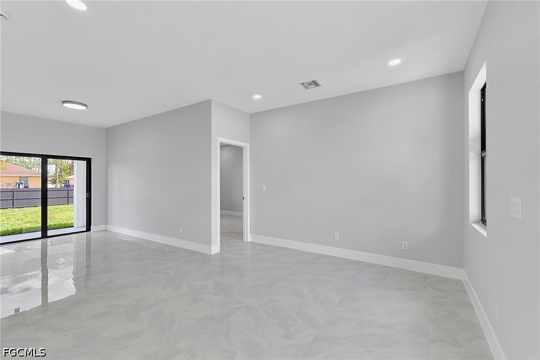 3 Bed SingleFamilyResidence for Sale in Lehigh Acres, photo 11