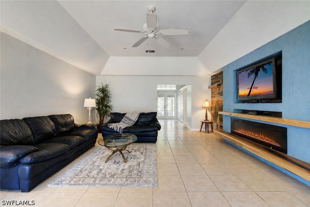 3 Bed SingleFamilyResidence for Sale in Naples, photo 11