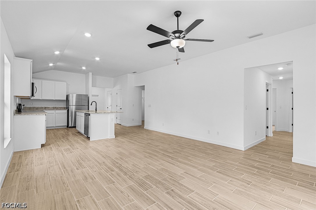 4 Bed SingleFamilyResidence for Sale in Mirror Lakes, photo 11