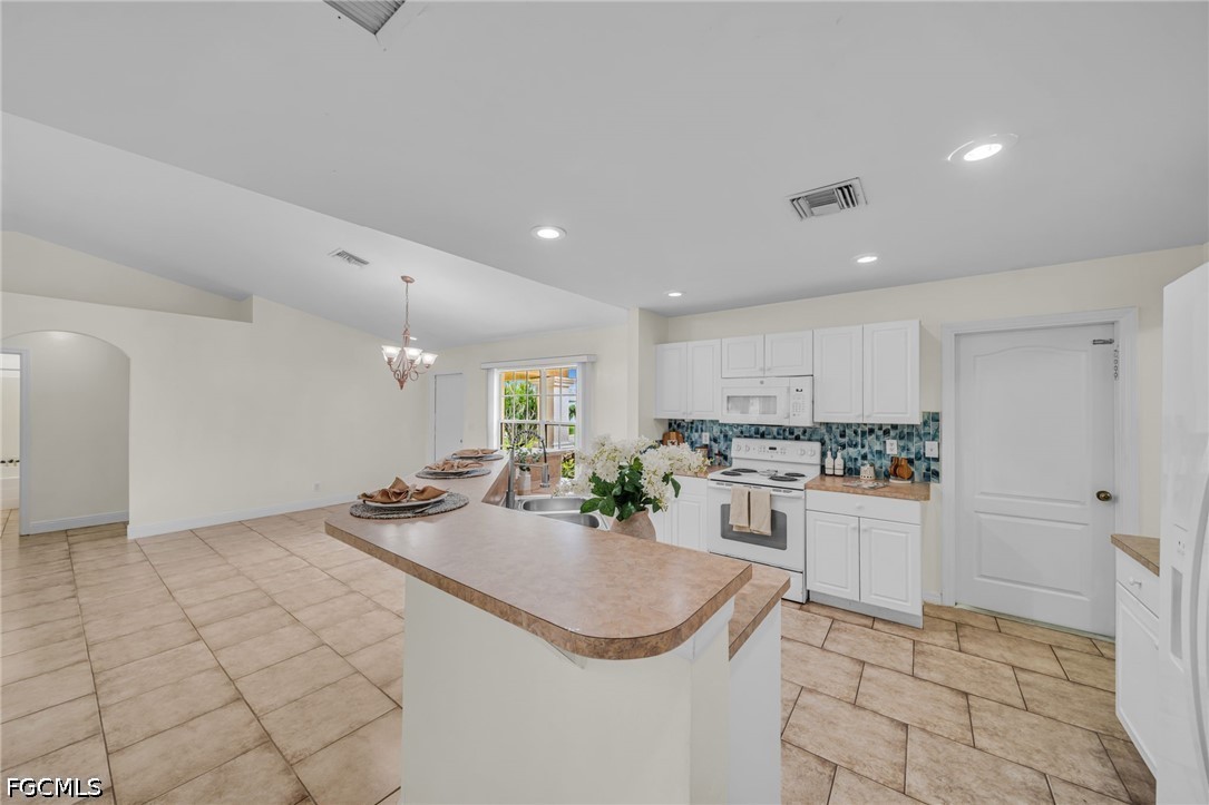 3 Bed SingleFamilyResidence for Sale in Cape Coral, photo 11