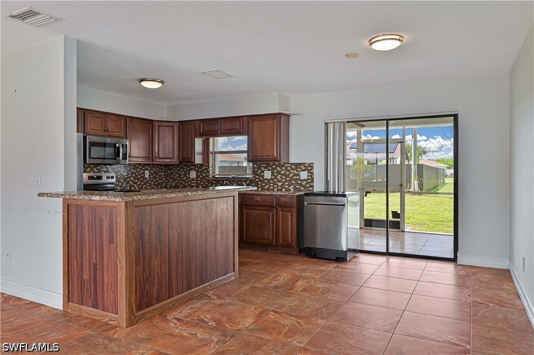 3 Bed SingleFamilyResidence for Sale in Cape Coral, photo 11