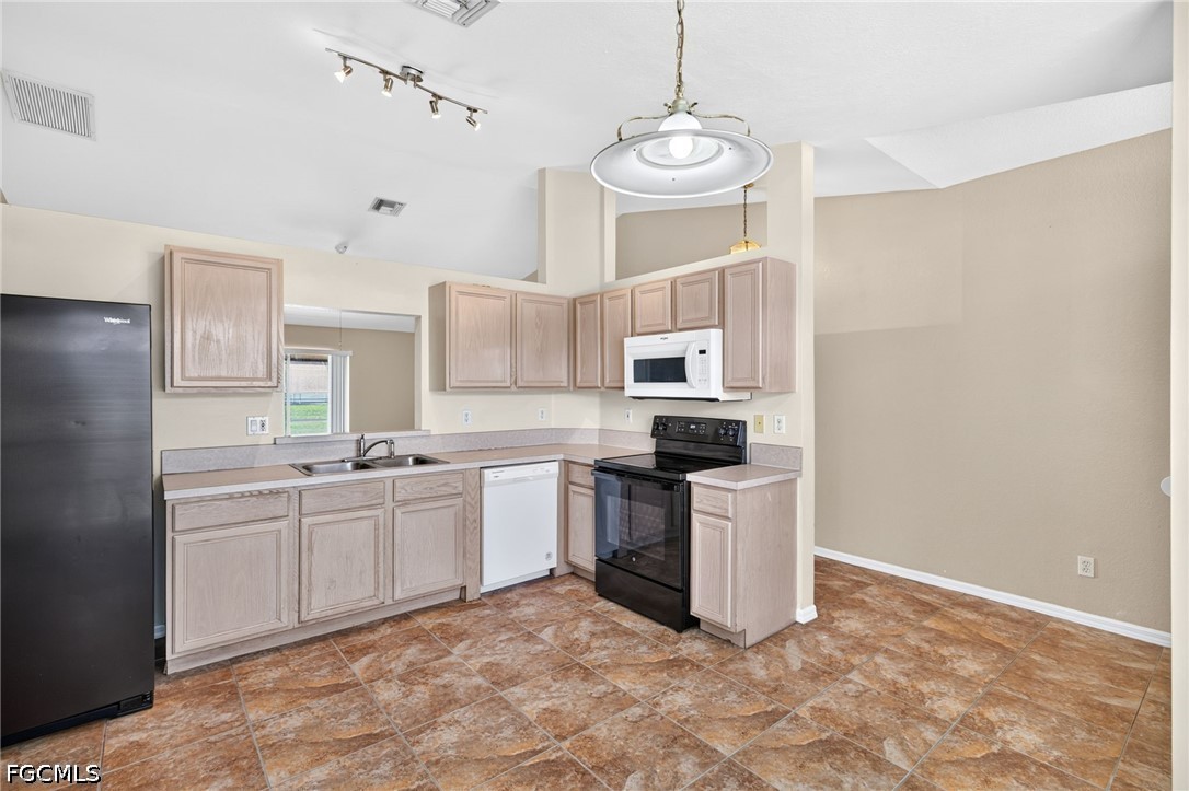3 Bed SingleFamilyResidence for Sale in Cape Coral, photo 11