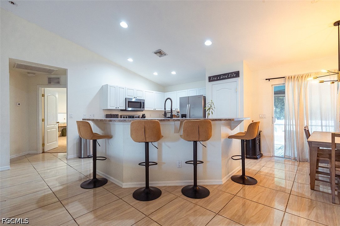 3 Bed SingleFamilyResidence for Sale in Mirror Lakes, photo 11