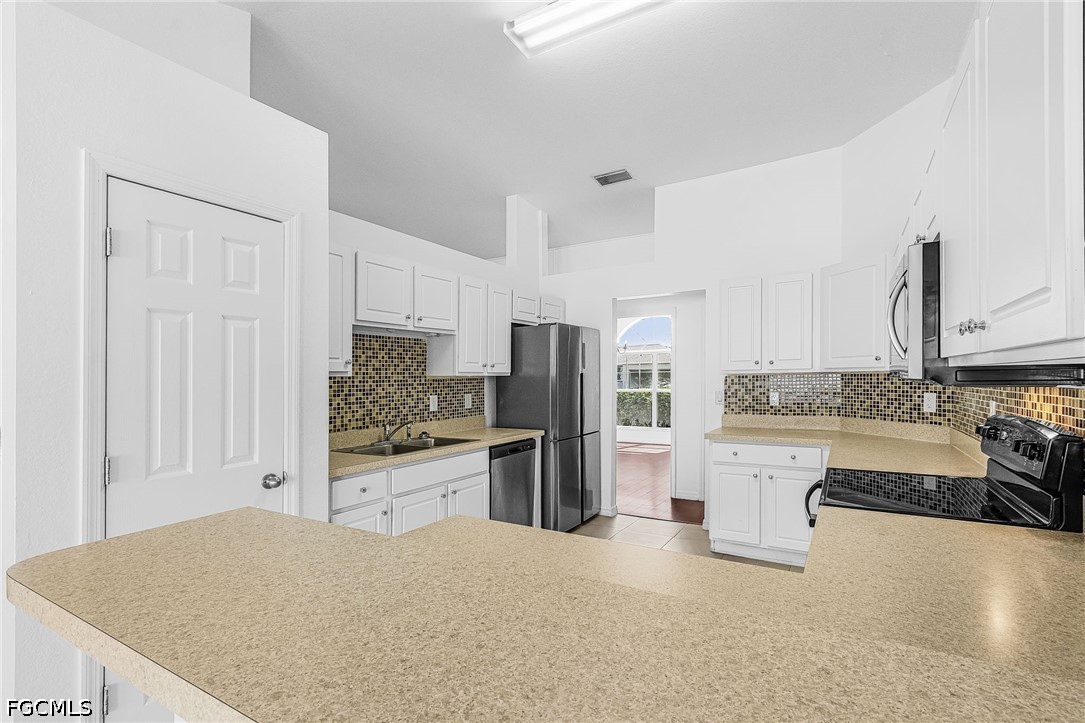 4 Bed SingleFamilyResidence for Sale in Cape Coral, photo 11