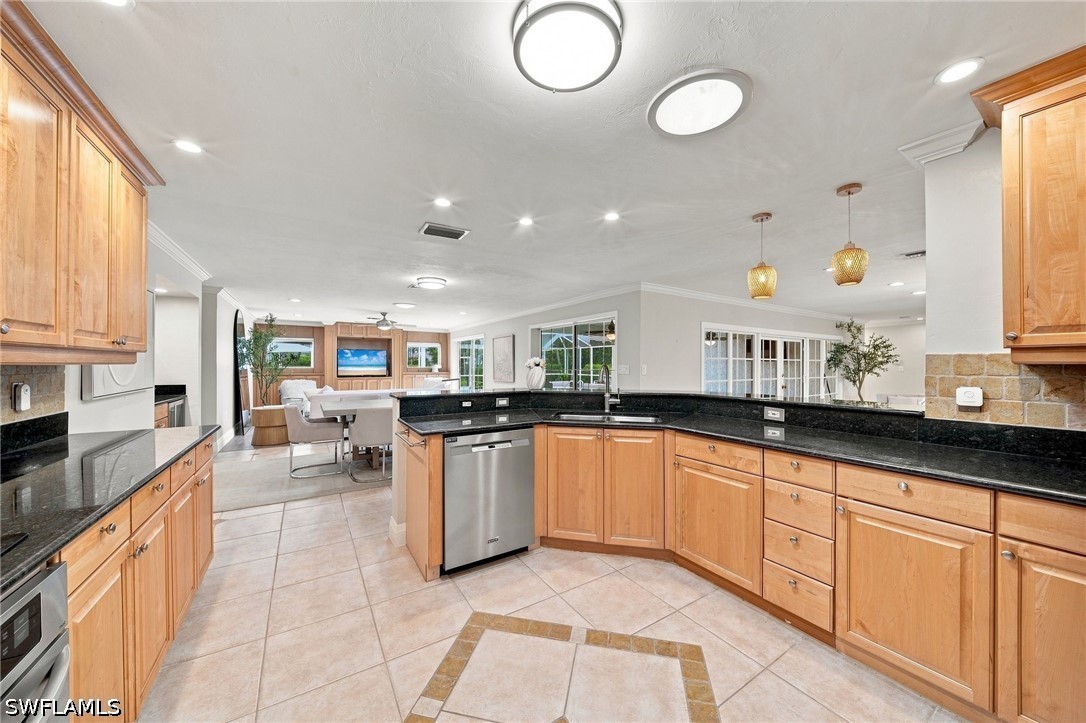 4 Bed Pool Home for Sale in Park Shore, photo 11
