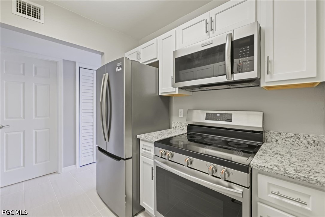 1 Bed Waterfront Home for Sale in Fort Myers, photo 11