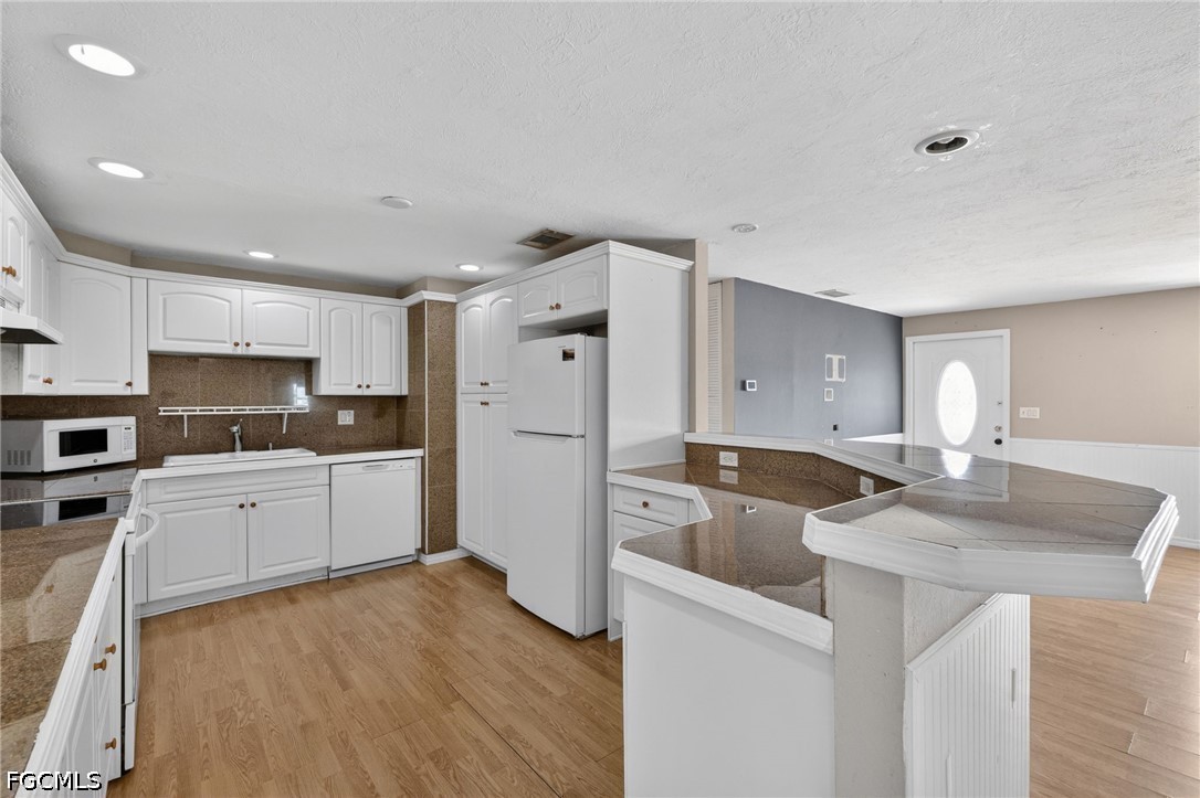3 Bed SingleFamilyResidence for Sale in Cape Coral, photo 11