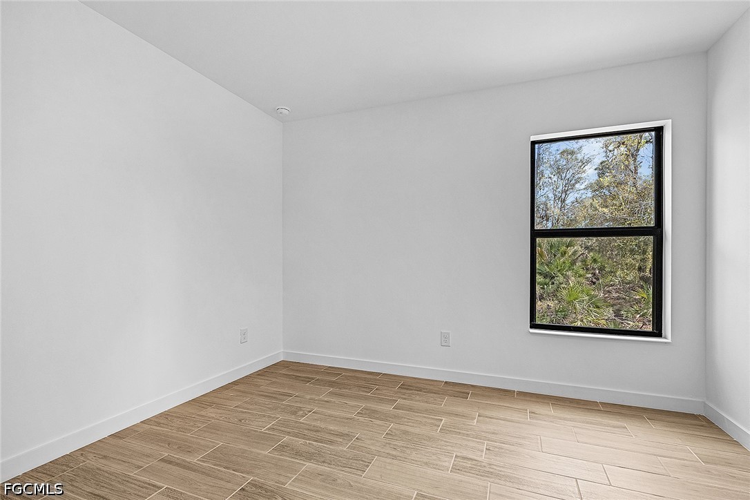 4 Bed SingleFamilyResidence for Sale in Mirror Lakes, photo 12
