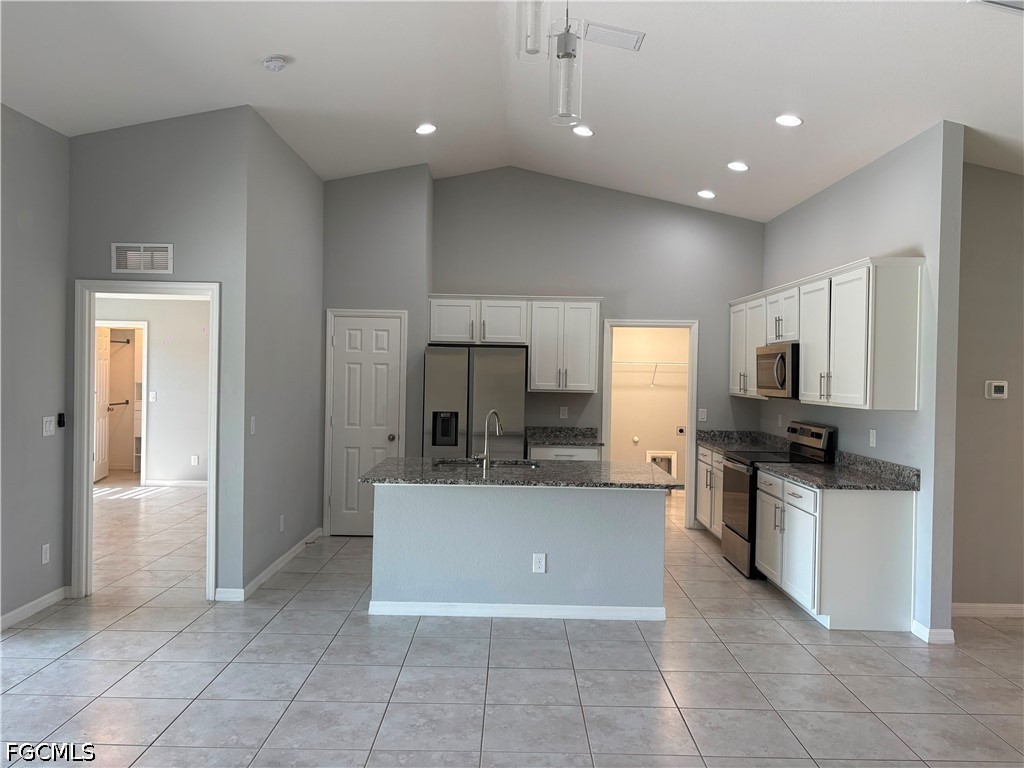 3 Bed SingleFamilyResidence for Sale in Cape Coral, photo 12