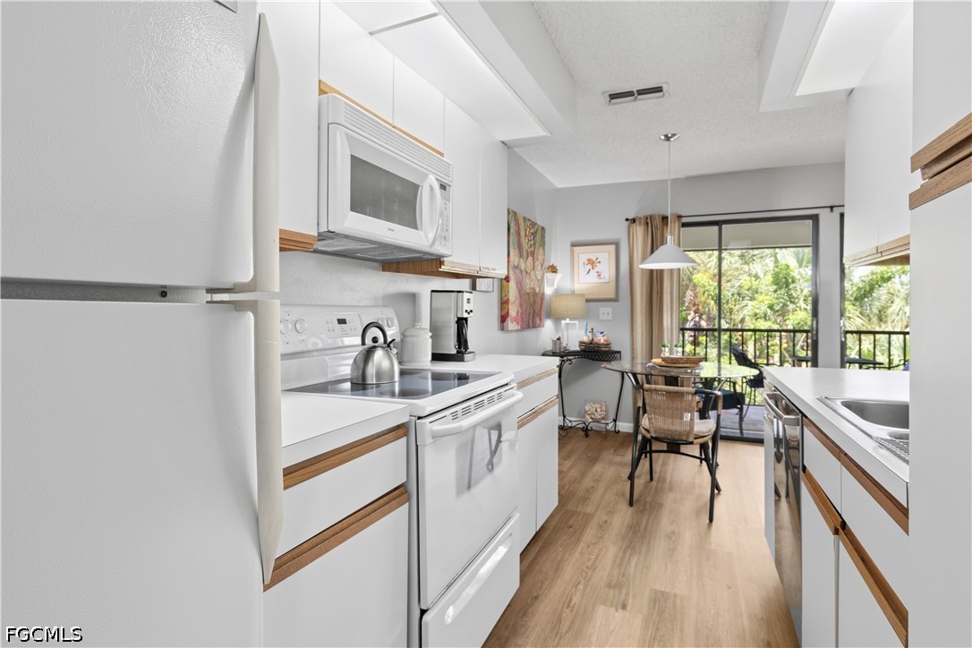 2 Bed Waterfront Home for Sale in Fort Myers, photo 12