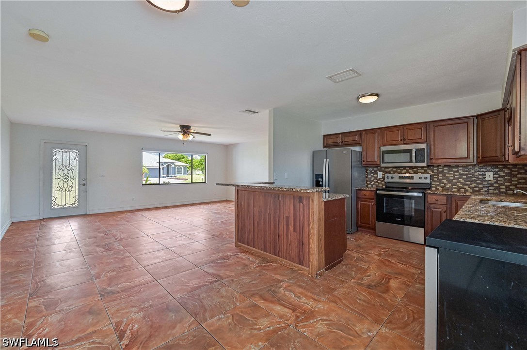 3 Bed SingleFamilyResidence for Sale in Cape Coral, photo 12