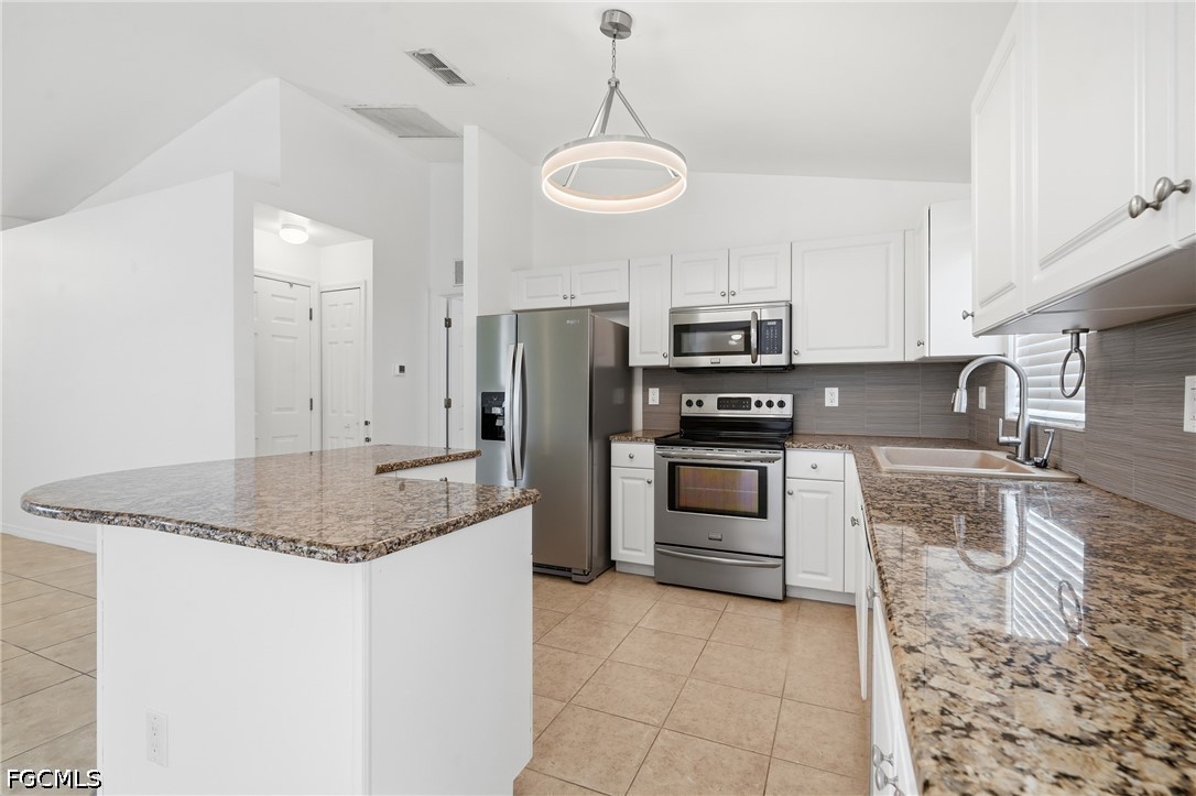 3 Bed SingleFamilyResidence for Sale in Cape Coral, photo 12