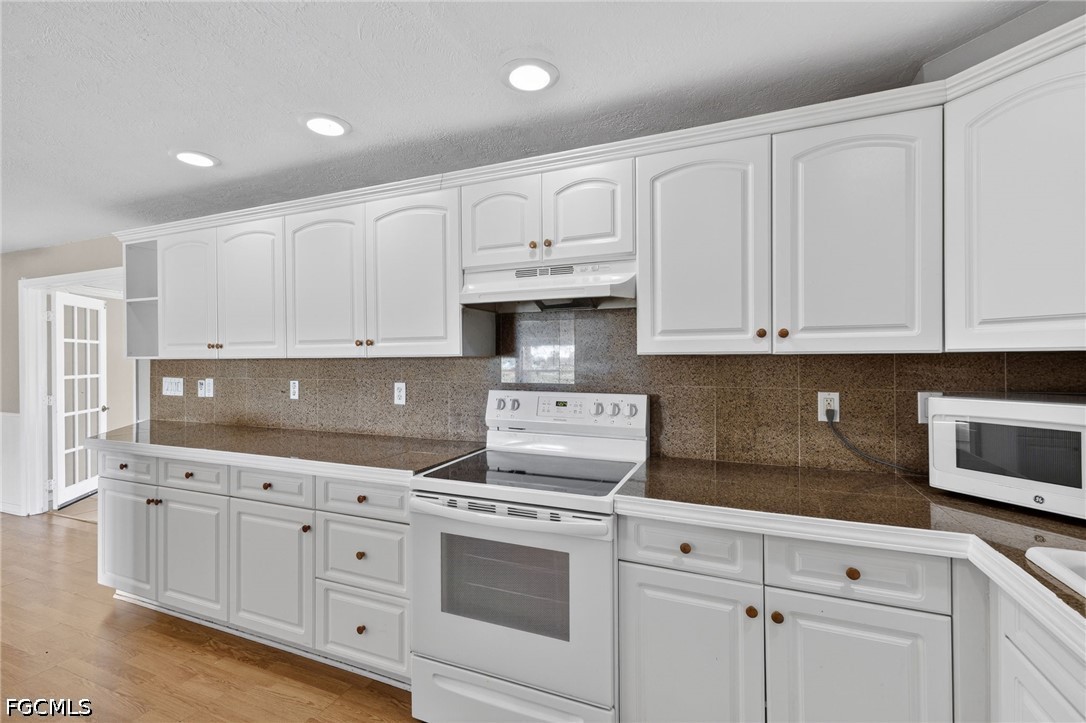 3 Bed SingleFamilyResidence for Sale in Cape Coral, photo 12