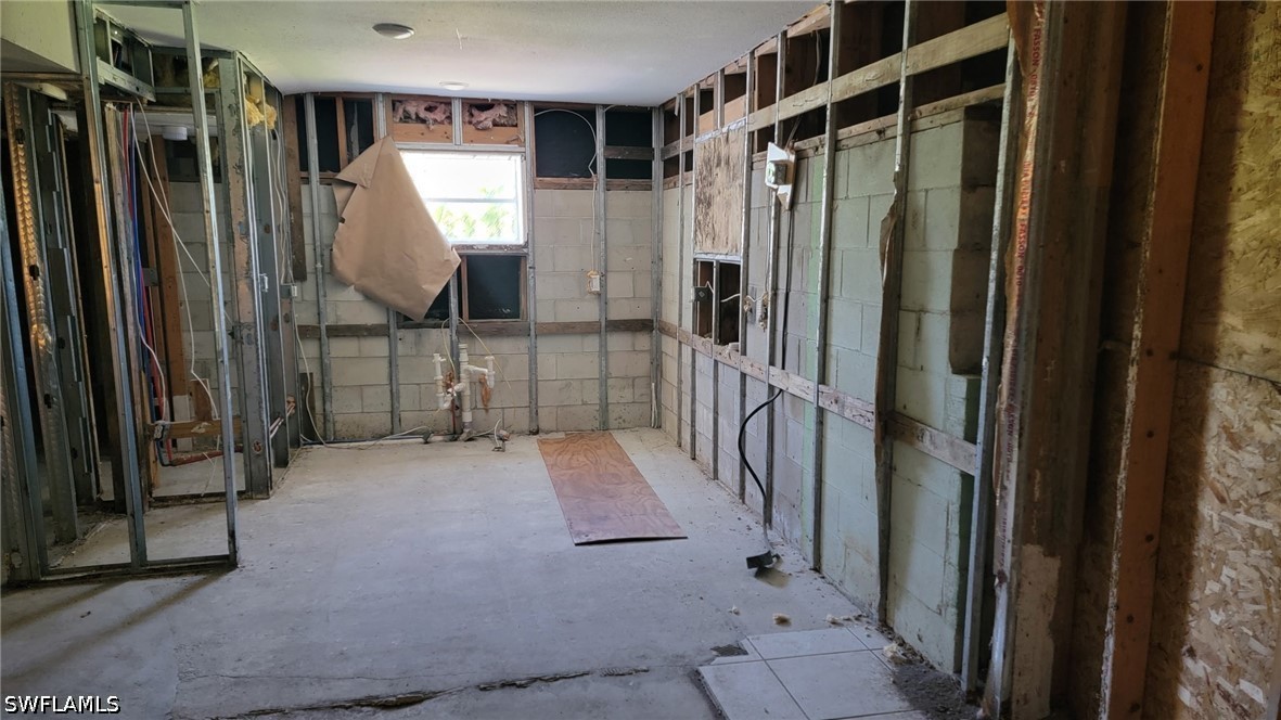 2 Bed SingleFamilyResidence for Sale in Fort Myers, photo 12