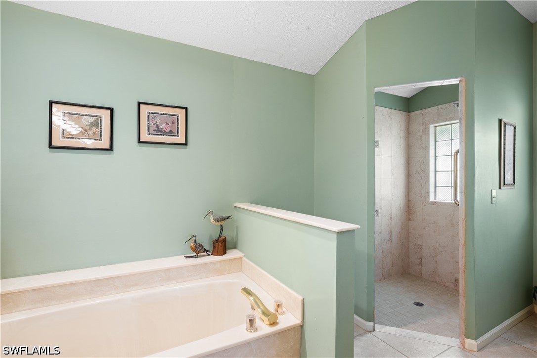 3 Bed SingleFamilyResidence for Sale in Naples, photo 12