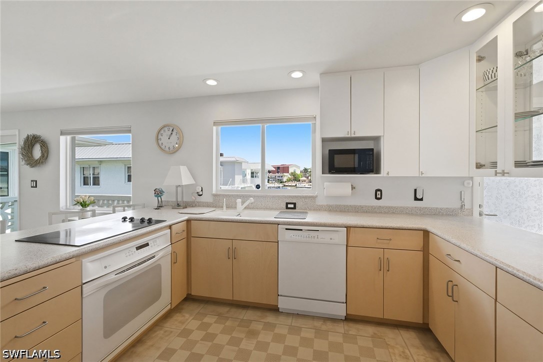 2 Bed Waterfront Home for Sale in Marina Manor, photo 12