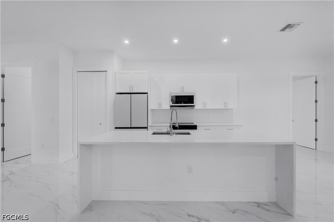 3 Bed SingleFamilyResidence for Sale in Cape Coral, photo 12