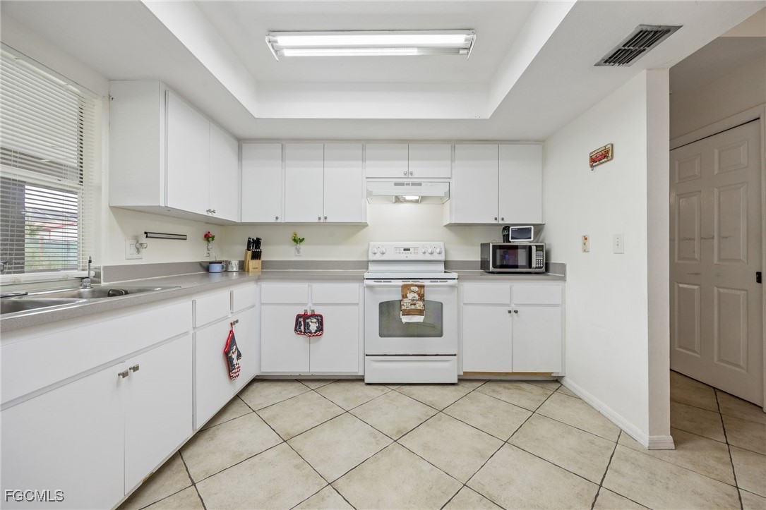 3 Bed SingleFamilyResidence for Sale in Cape Coral, photo 13