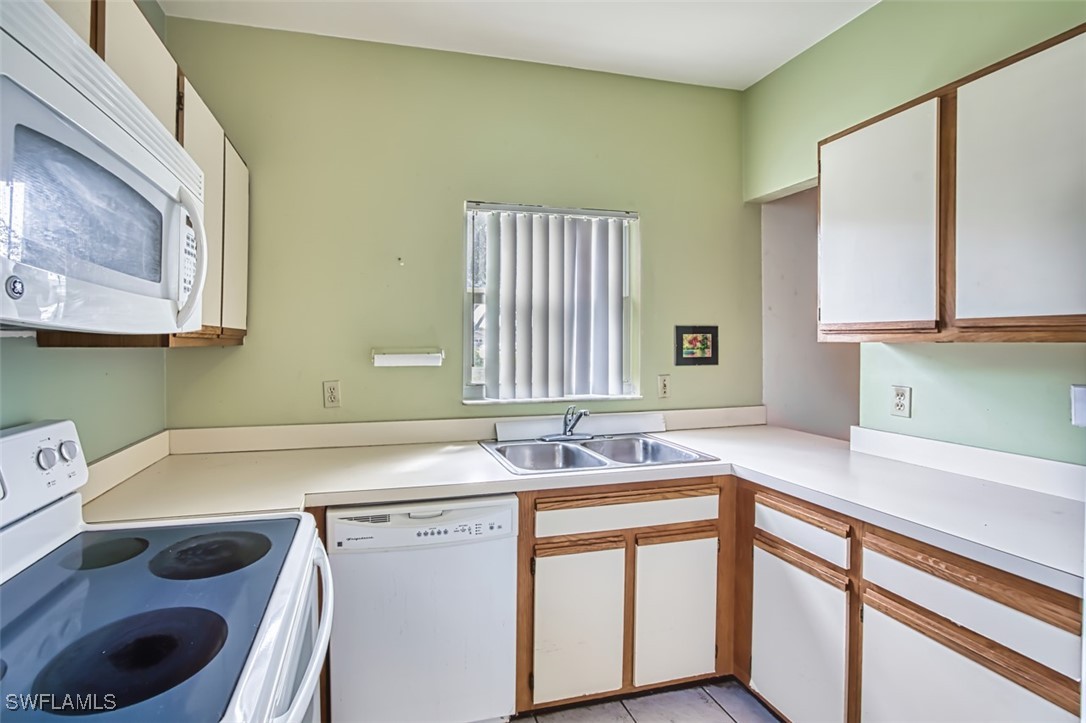 2 Bed Attached for Sale in Naples, photo 13