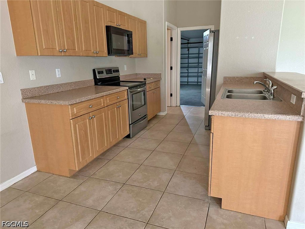 3 Bed SingleFamilyResidence for Sale in Cape Coral, photo 13
