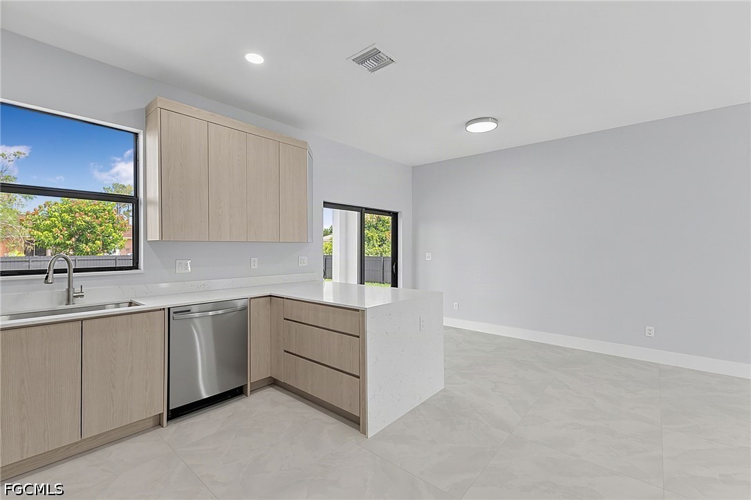 3 Bed SingleFamilyResidence for Sale in Lehigh Acres, photo 13