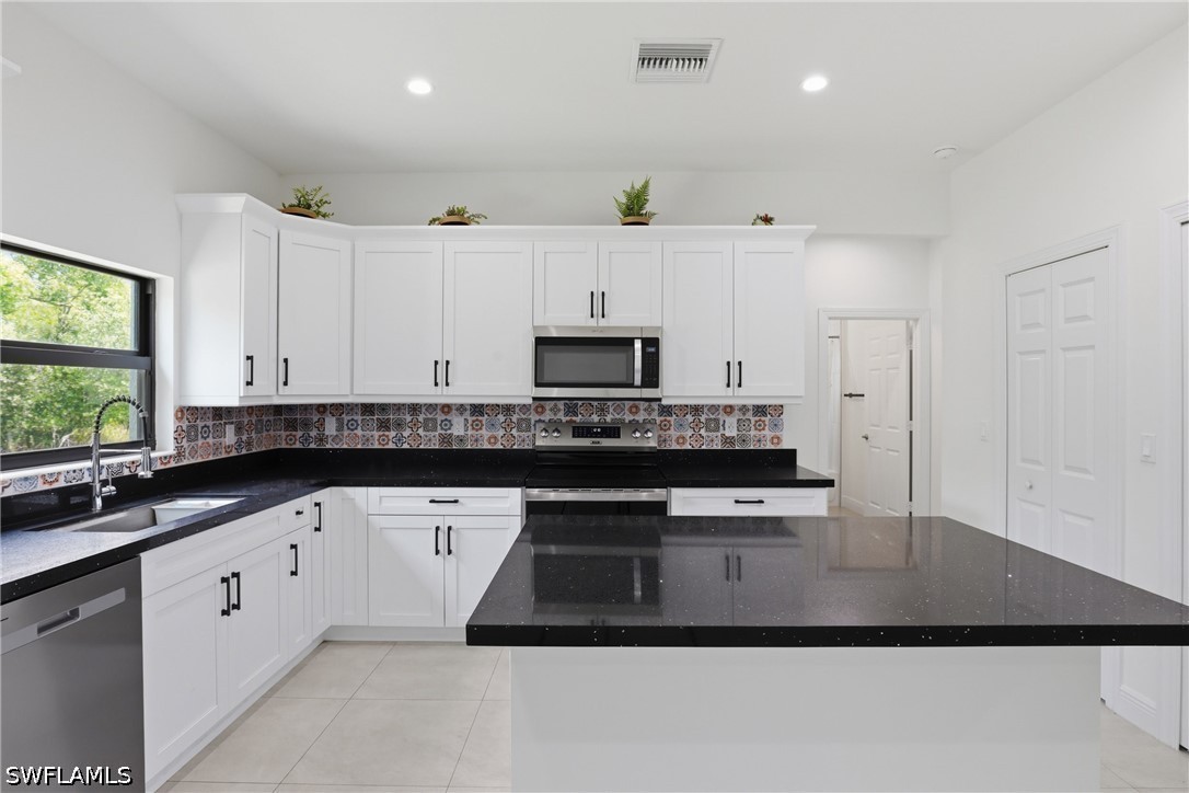 3 Bed SingleFamilyResidence for Sale in Naples, photo 14