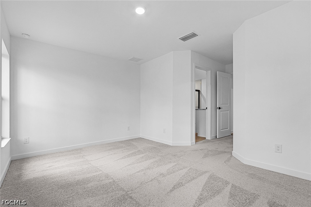 4 Bed SingleFamilyResidence for Sale in Mirror Lakes, photo 14