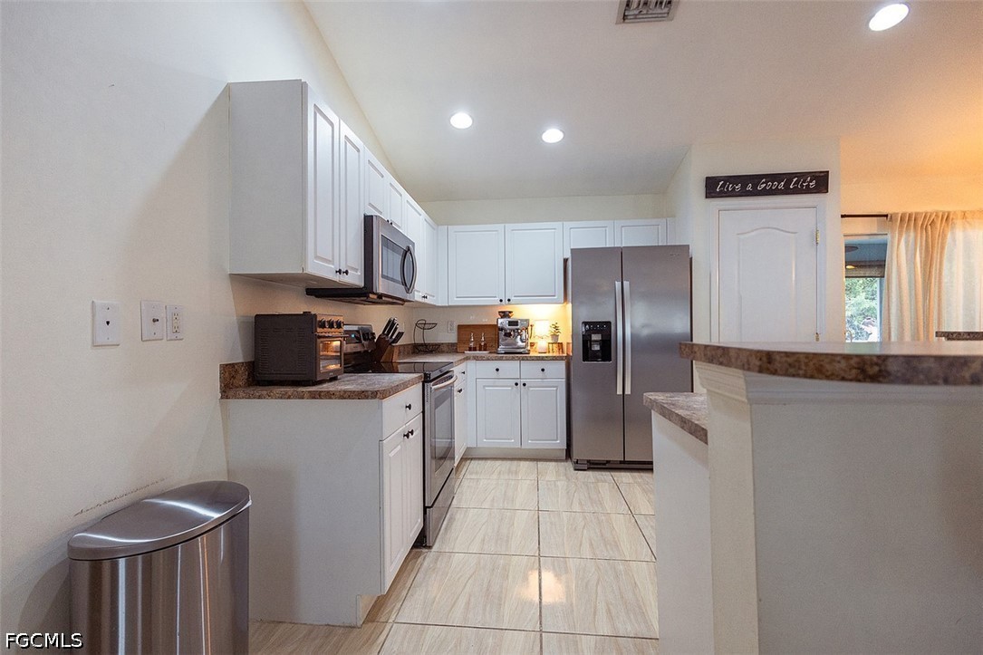 3 Bed SingleFamilyResidence for Sale in Mirror Lakes, photo 14
