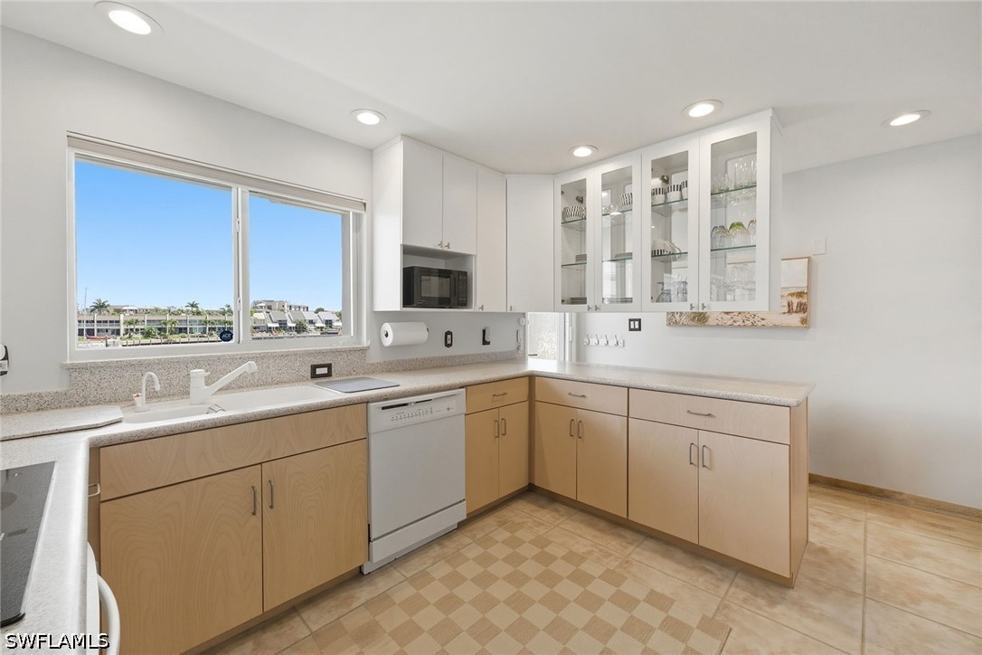 2 Bed Waterfront Home for Sale in Marina Manor, photo 14