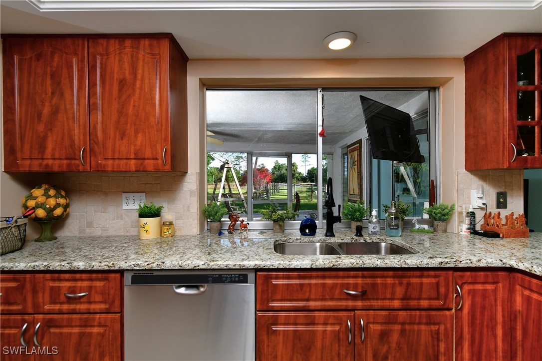 2 Bed SingleFamilyResidence for Sale in North Fort Myers, photo 15