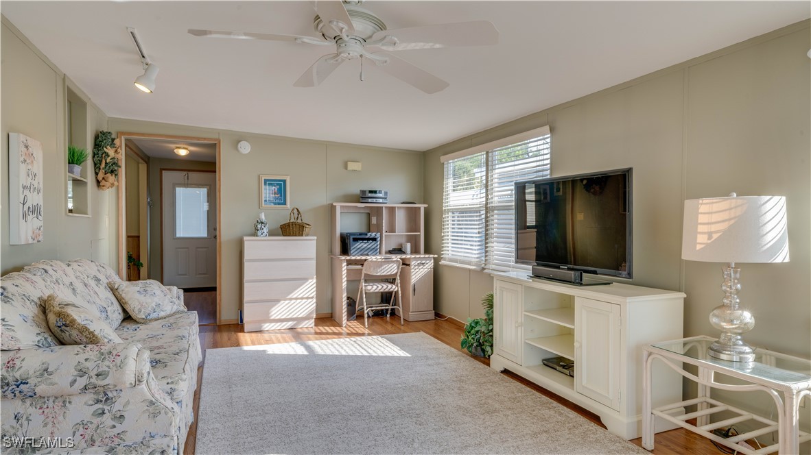 1 Bed Waterfront Home for Sale in North Fort Myers, photo 15