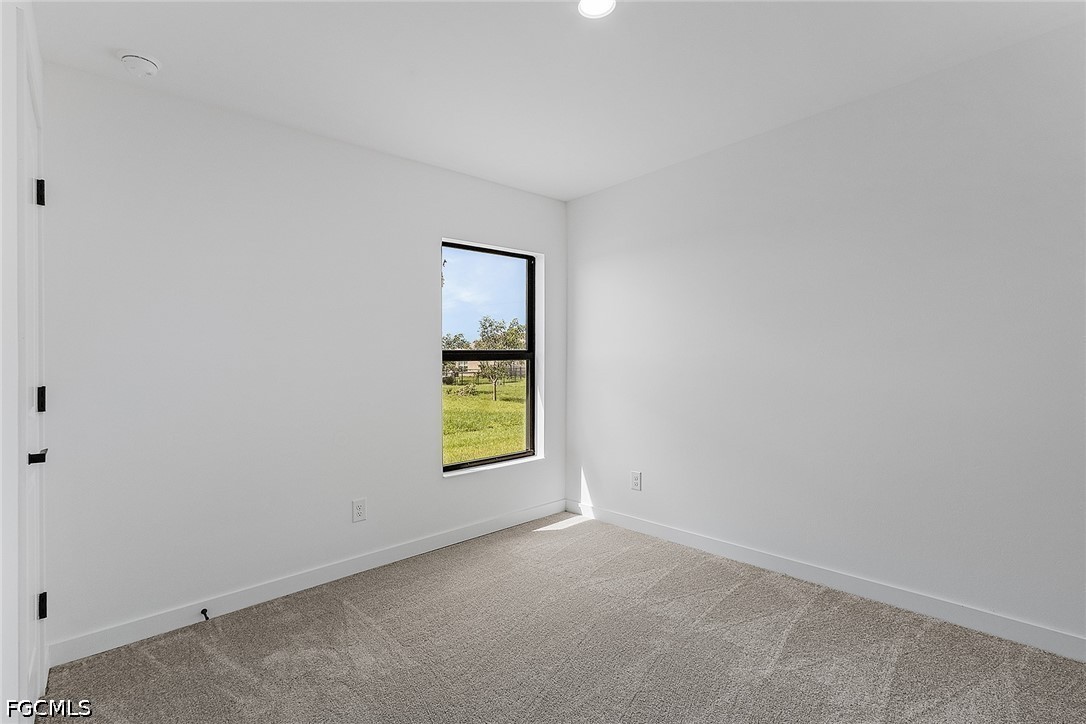 3 Bed SingleFamilyResidence for Sale in Mirror Lakes, photo 15