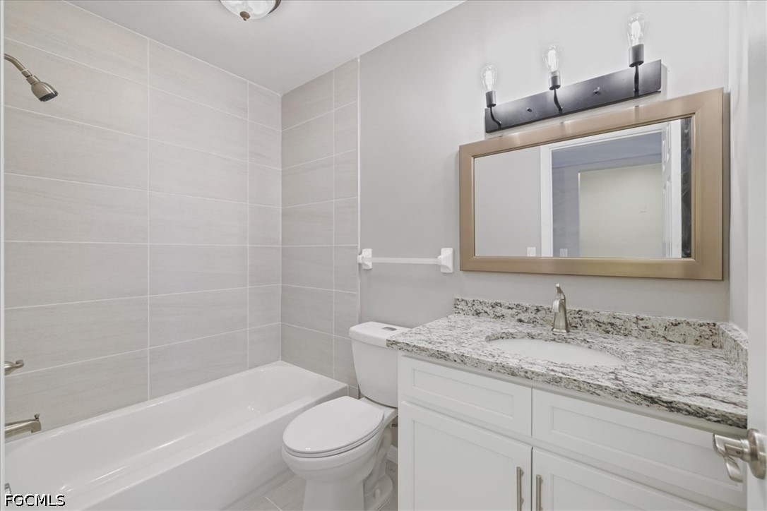 1 Bed Waterfront Home for Sale in Fort Myers, photo 15