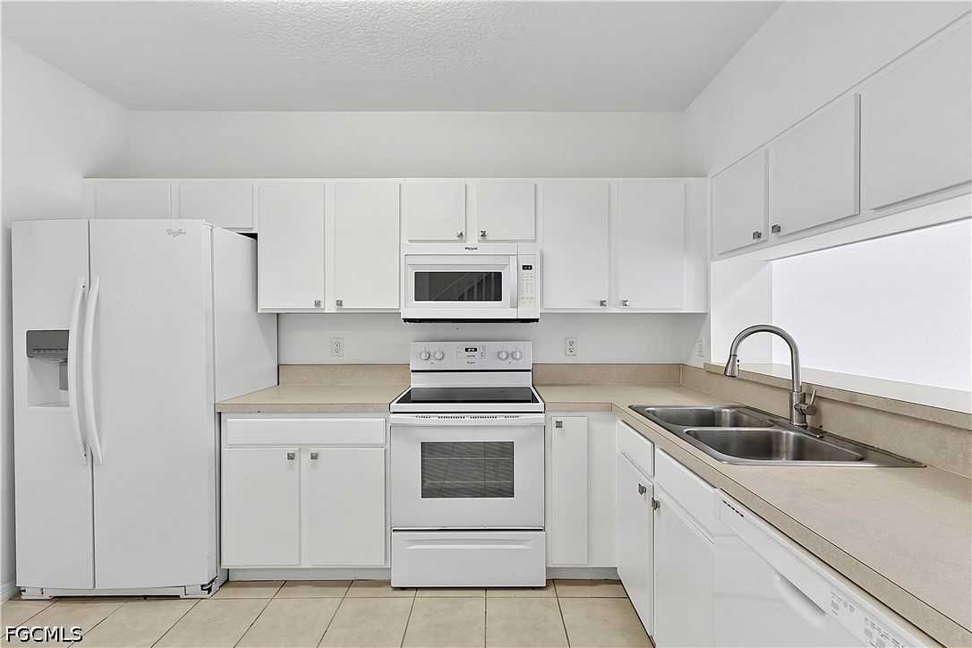 2 Bed Waterfront Home for Sale in Fort Myers, photo 15