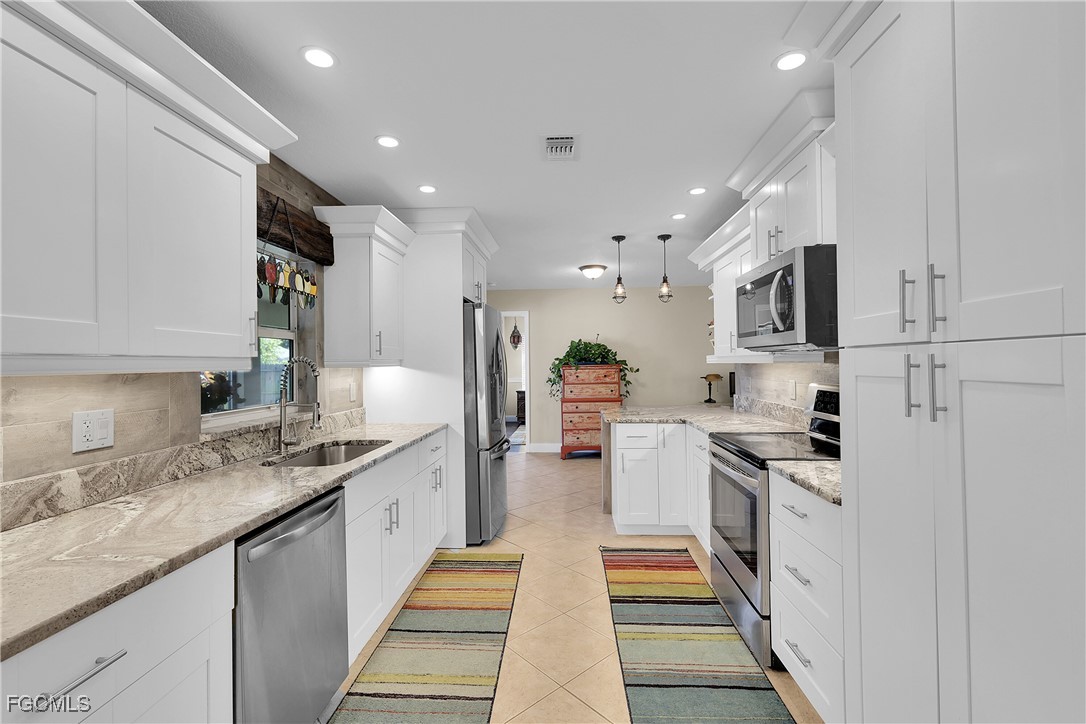 3 Bed SingleFamilyResidence for Sale in Cape Coral, photo 16