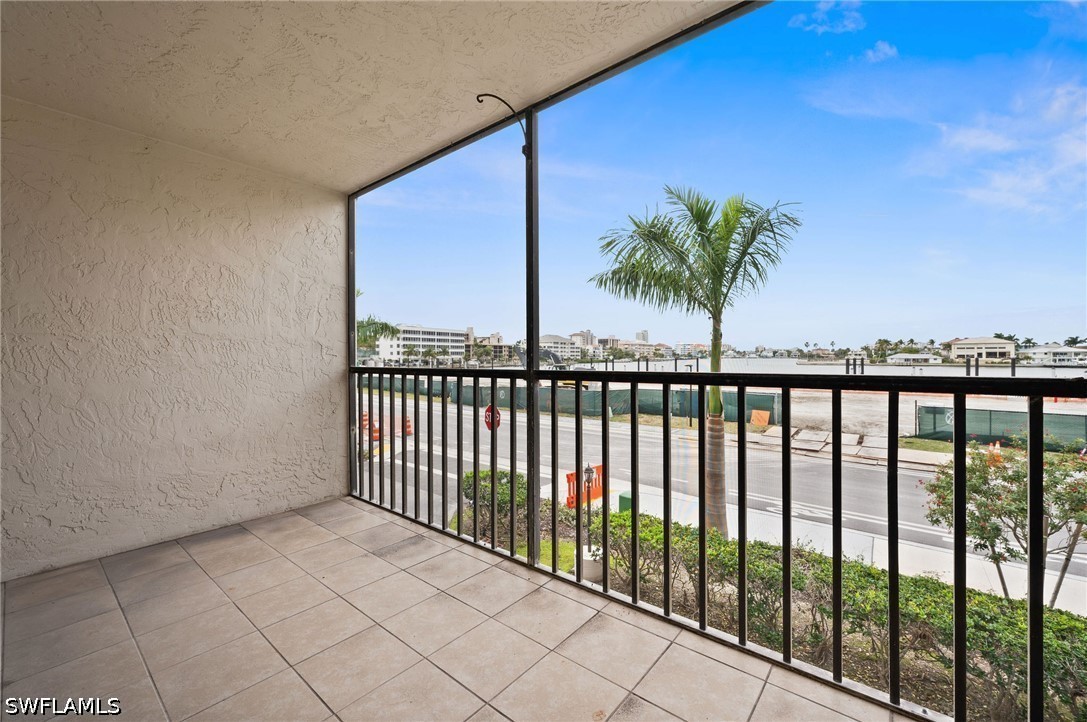 1 Bed Condominium for Sale in Vanderbilt Palms, photo 16