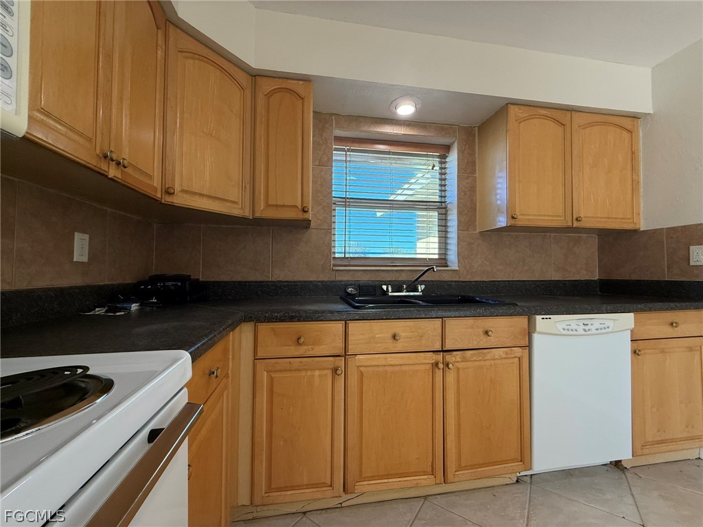 3 Bed SingleFamilyResidence for Sale in Cape Coral, photo 17