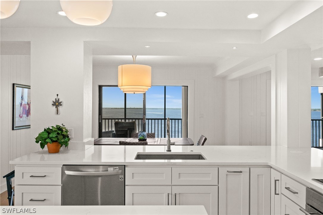 2 Bed Waterfront Home for Sale in Fort Myers, photo 17